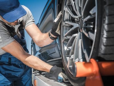 towing-truck-worker-preparing-for-car-shipment-W3FUJGK.jpg